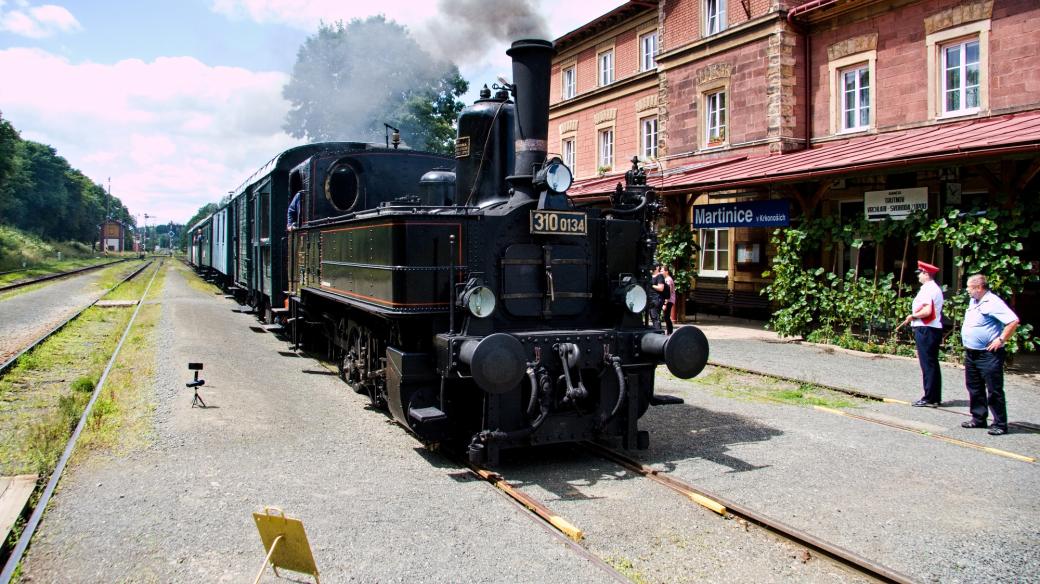 Parní lokomotiva Kafemlýnek na stanici Martinice v Krkonoších, která je pro svůj vzhled a vybavení od roku 2016 kulturní památkou