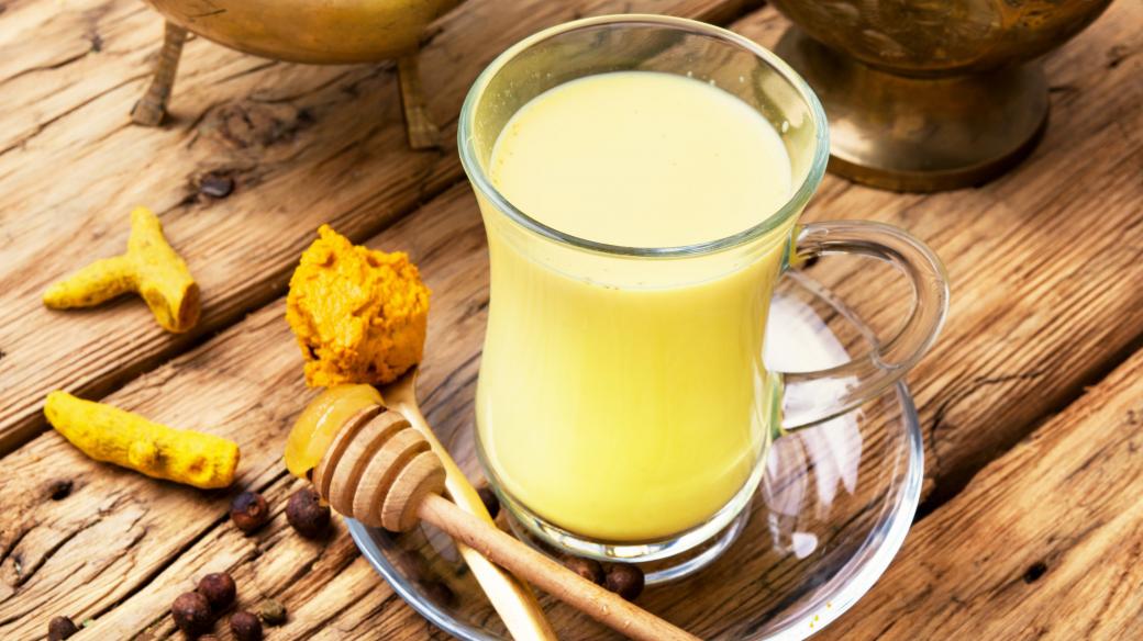 Zlaté mléko, léčivý nápoj s kurkumou, skořicí a zázvorem