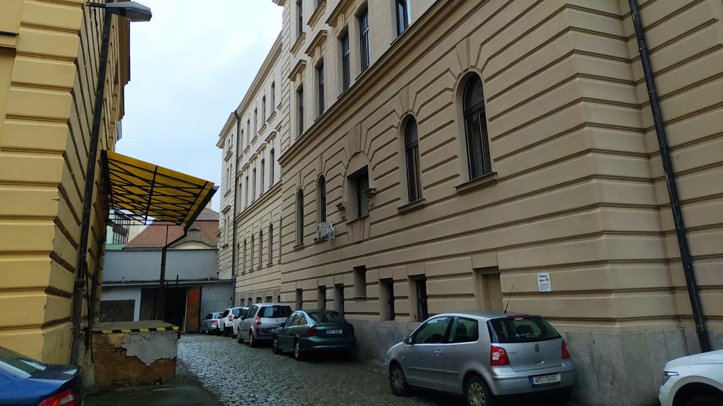 Před věznicí Krajského soudu v Plzni se po 2. světové válce popravovalo