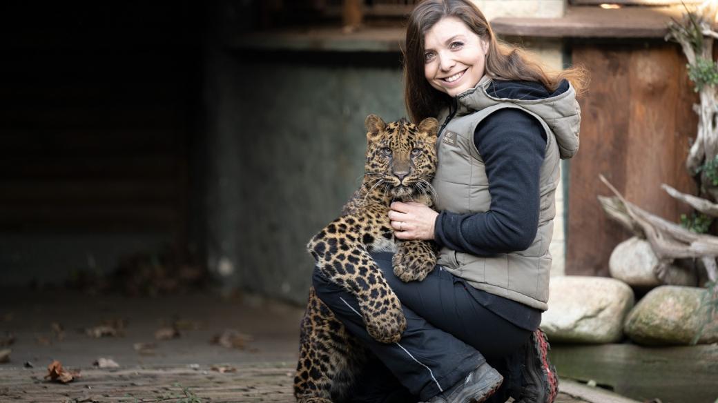 Levhart Batu vnímá svoji chovatelku jako maminku