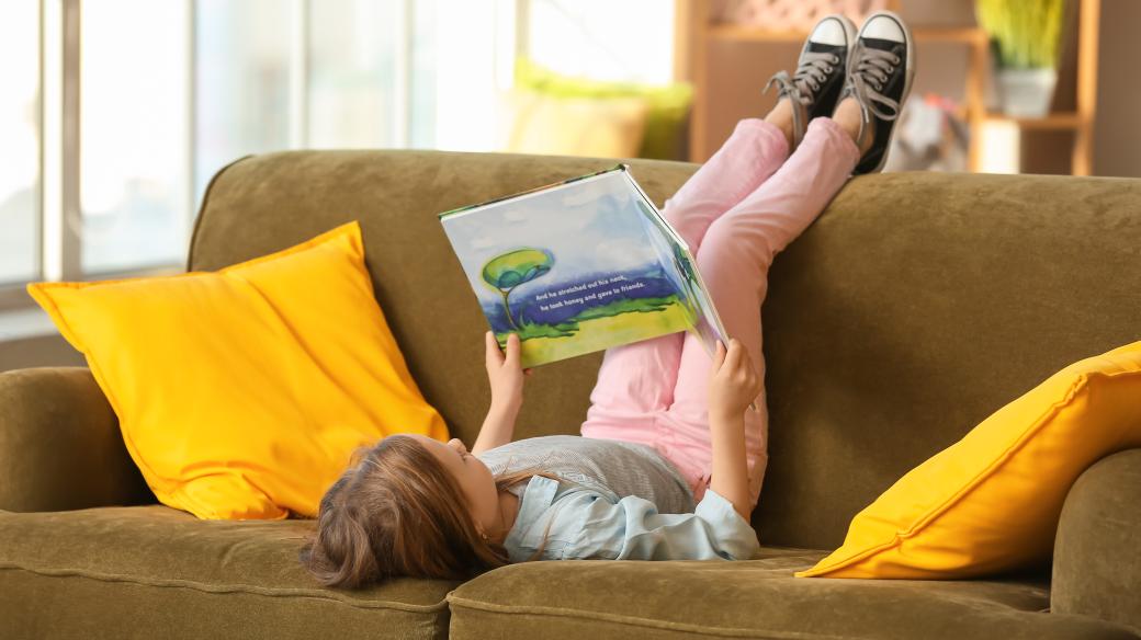 Dítě, kniha, malý čtenář (ilustrační foto)