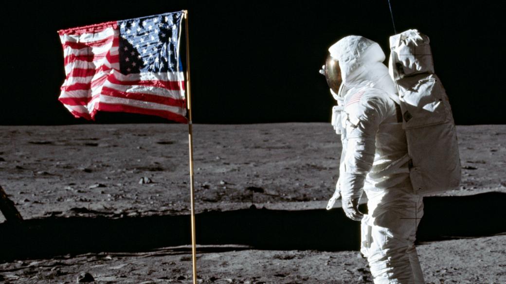 Buzz Aldrin na Měsíci a vlajka USA