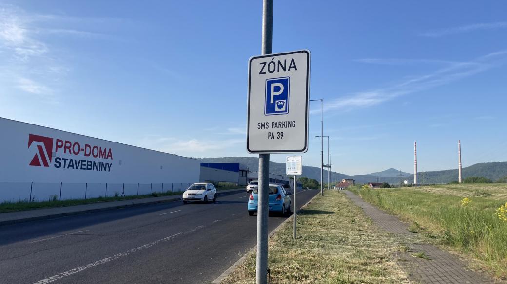 Za parkování v předlické průmyslové zóně v Ústí nad Labem musí nově řidiči platit