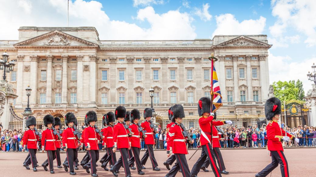 Střídání stráží před Buckinghamským palácem