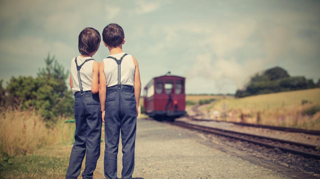 Děti, retro oblečení, starý parní vlak, horký letní den, Anglie