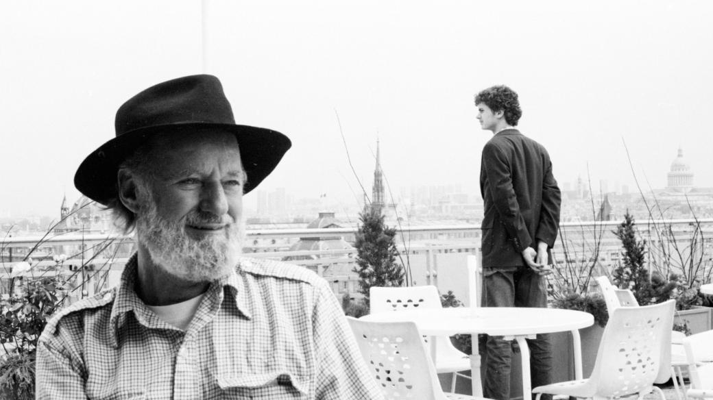 Lawrence Ferlinghetti (1919) se svým synem Lorenzem na střeše La Samaritaine, Paříž 1980 