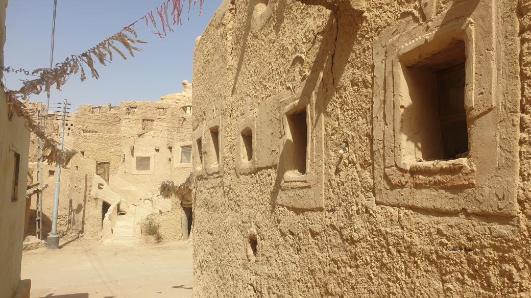 Karšíf je směs kamenné soli s hlínou. Zeď z něj je nesmírně tvrdá. Sůl se těží ze dvou obrovských solných jezer kolem Síwy