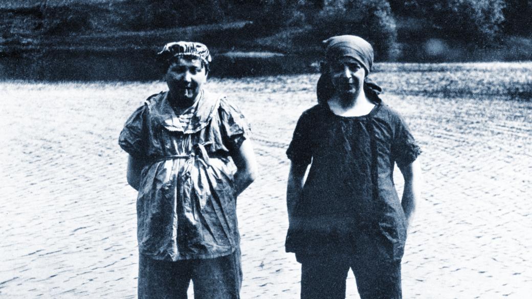 Spisovatelé Jaroslav Hašek (vlevo) a Z. M. Kuděj na výletě v roce 1914. Fotografie zaslali do redakce Světozoru s textem To jsou následky Svojsíkovy výchovy