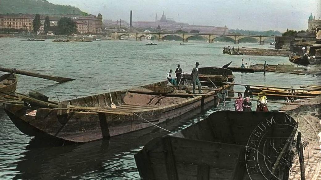 Podskalí se starým železničním mostem kolem roku 1900