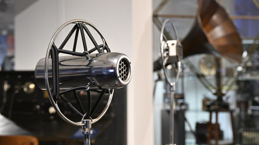 Staré mikrofony na výstavě Sto let je jen začátek v Národním technickém muzeu