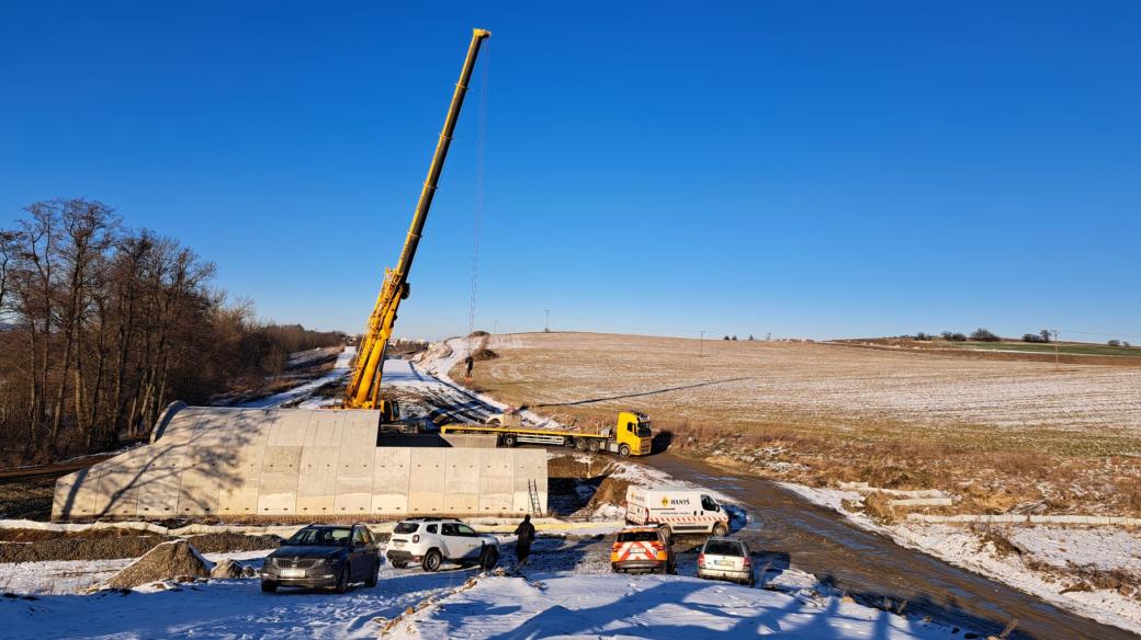 Stavbaři rozebrali nový most na budovaném obchvatu Klatov
