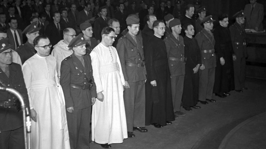 Soudní proces s členy katolických mnišských řádů v roce 1950. Na snímku zleva: Augustin Machalka, Bohumil Vít Tajovský, František Šilhán, Adolf Kajpr