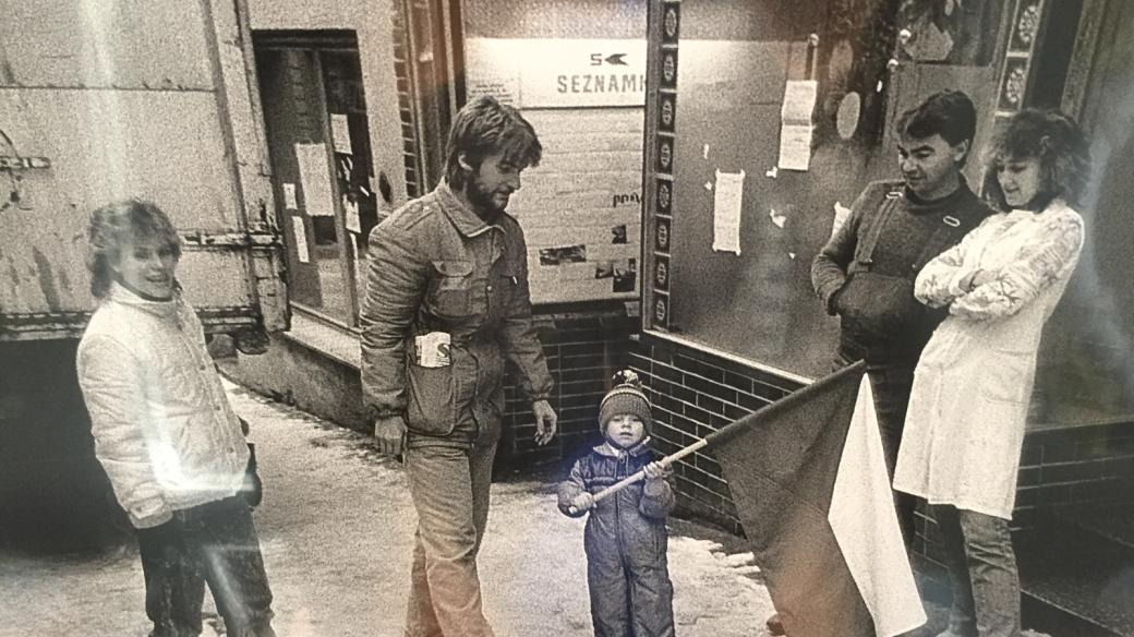 V Sametové tramvaji jsou k vidění dobové fotografie z listopadu 1989