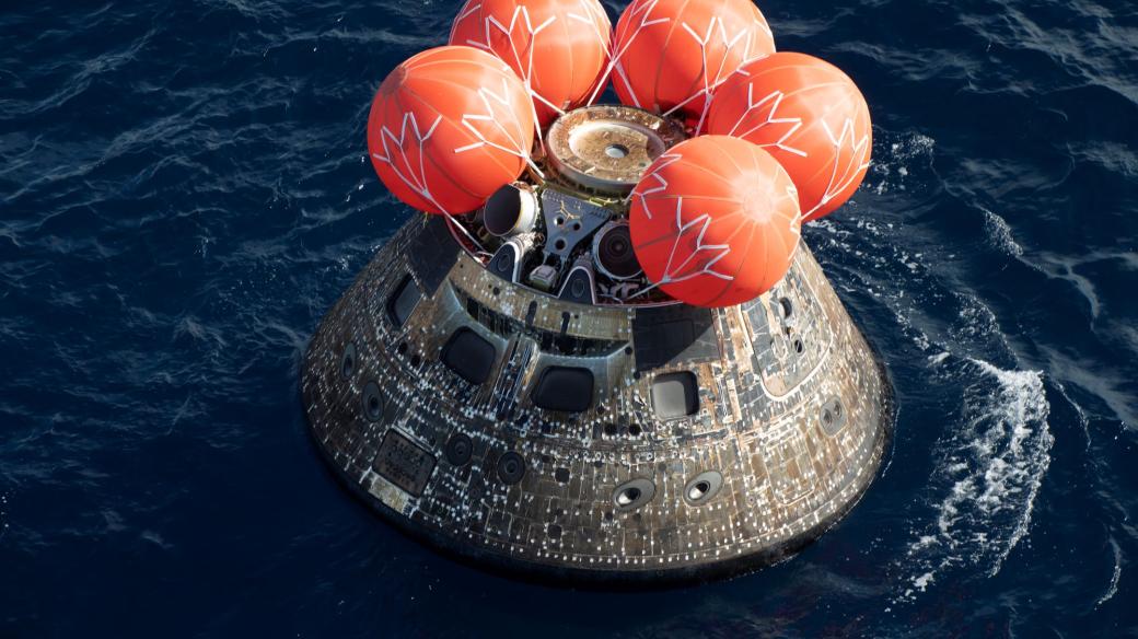 Kosmická loď Orion mise Artemis I přistála v Pacifiku