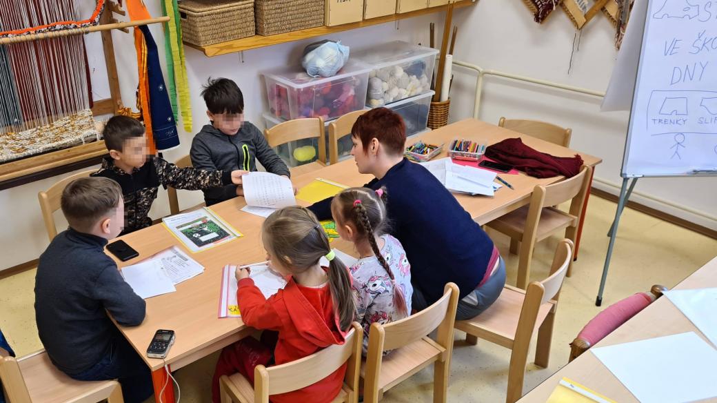 V rokytnickém Domě dětí a mládeže pořádají kurzy češtiny pro ukrajinské děti