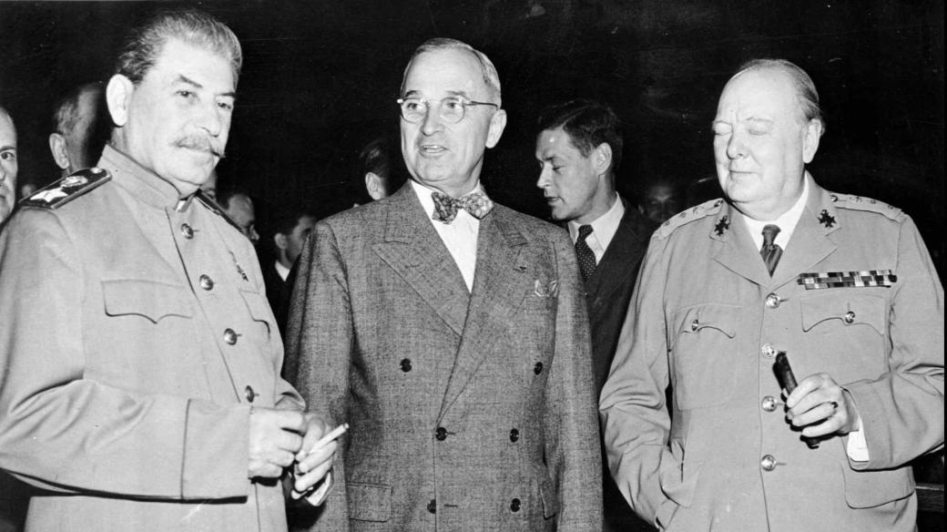 Postupimská konference u Berlína 17. července 1945, podle historiků začátek studené války. Zleva sovětský vůdce Josif Stalin, prezident USA Harry Truman a britský premiér Winston Churchill