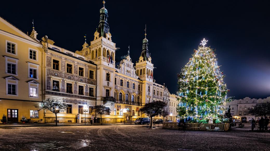 Vánoční strom na Pernštýnském náměstí v Pardubicích