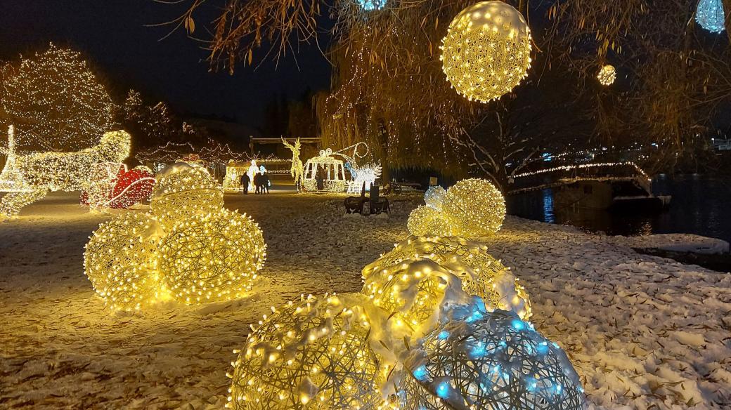 Ve světelném parku ve Žlutých lázních se krásně vánočně naladíte