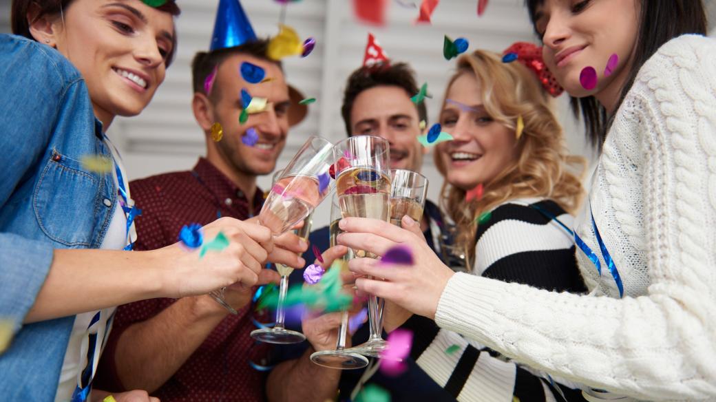 Silvestr, nový rok, oslava, párty, přípitek, šampaňské, narozeniny. Ilustrační