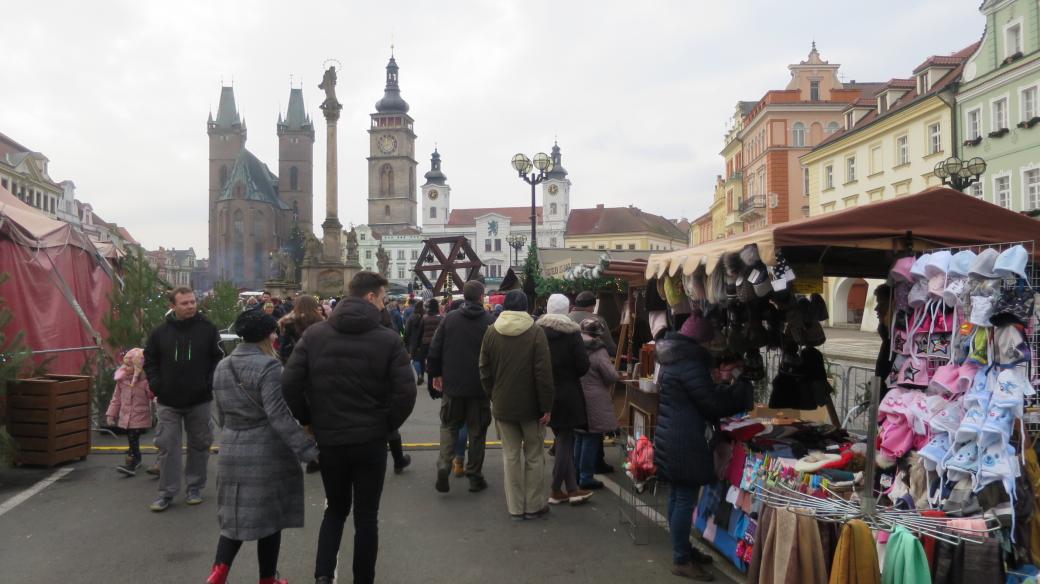 Přes 100 stánků vánočních trhů poprvé v Hradci Králové obsadilo Velké náměstí