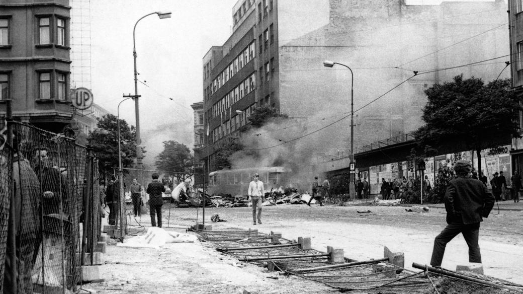 Situace před vinohradskou budovou Československého rozhlasu po střetu občanů s okupačními vojsky (21. 8. 1968)