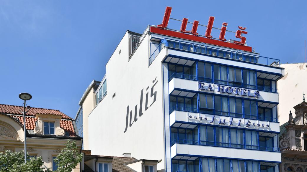 Hotel Juliš s funkcionalistickým průčelím dodnes přitahuje pozornost díky obrovské prosklené ploše fasády s bílými opaxitovými parapety