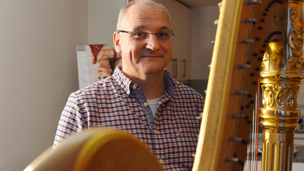 Václav Bartuška u harfy své ženy