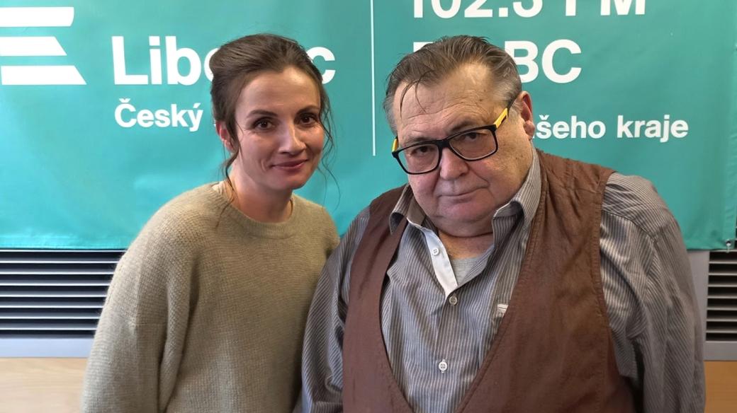 Moderátorka Setkání u mikrofonu Veronika Korytářová a její host, liberecký spisovatel Egon Wiener