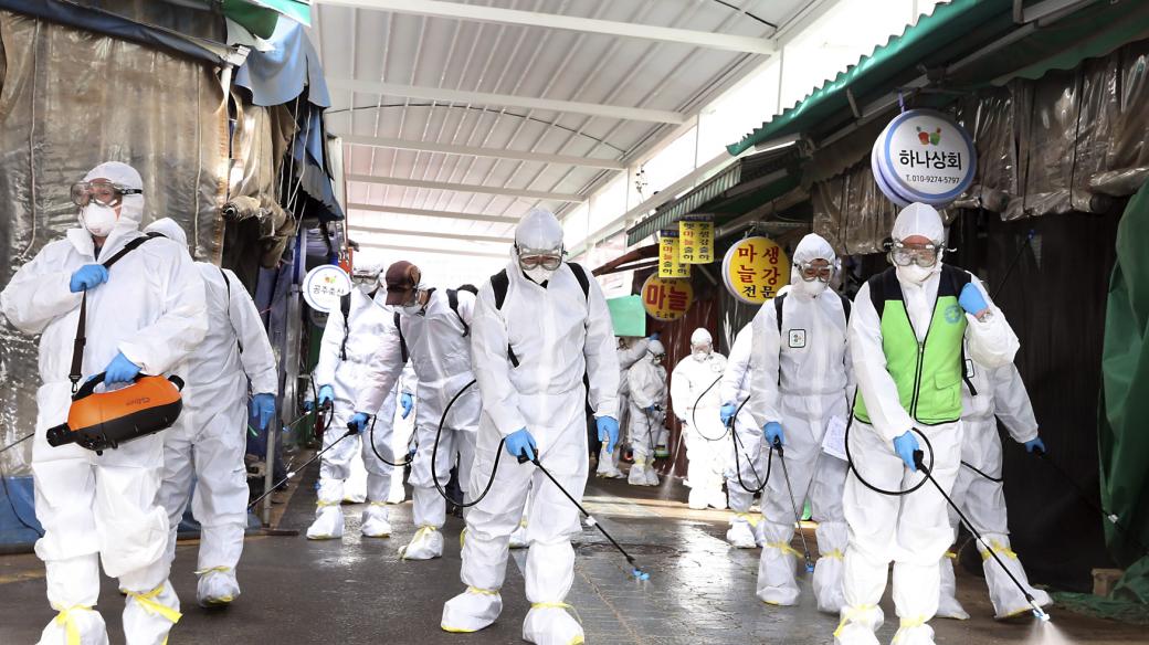 Preventivní opatření proti koronaviru na trhu v Bupyeongu v Jižní Koreji