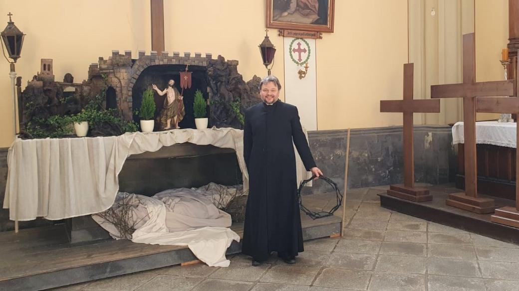 Hlubocký farář Tomas van Zavrel se připravuje sobotní velikonoční vigilii vysílanou online