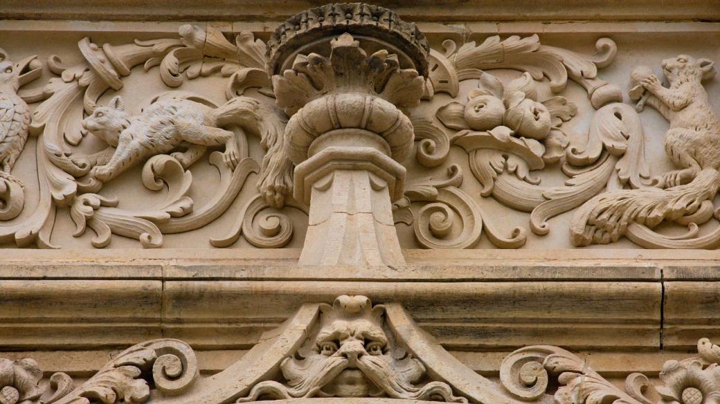 Zvěřinec na fasádě