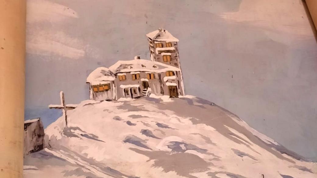 Část obrazu s původní horskou chatou na Ještědu. Obraz je kvůli rozměrům zatím srolovaný pod schody, čeká, až se uvolní velký sál Severočeského muzea
