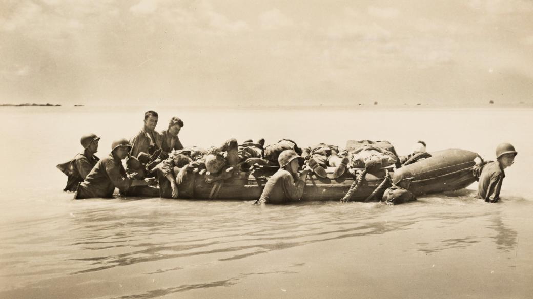 2. světová válka v Tichomoří (Wounded from the landing at the Battle of Tarawa are taken to larger vessels and then to base hospitals, transported on rubber landing boat)
