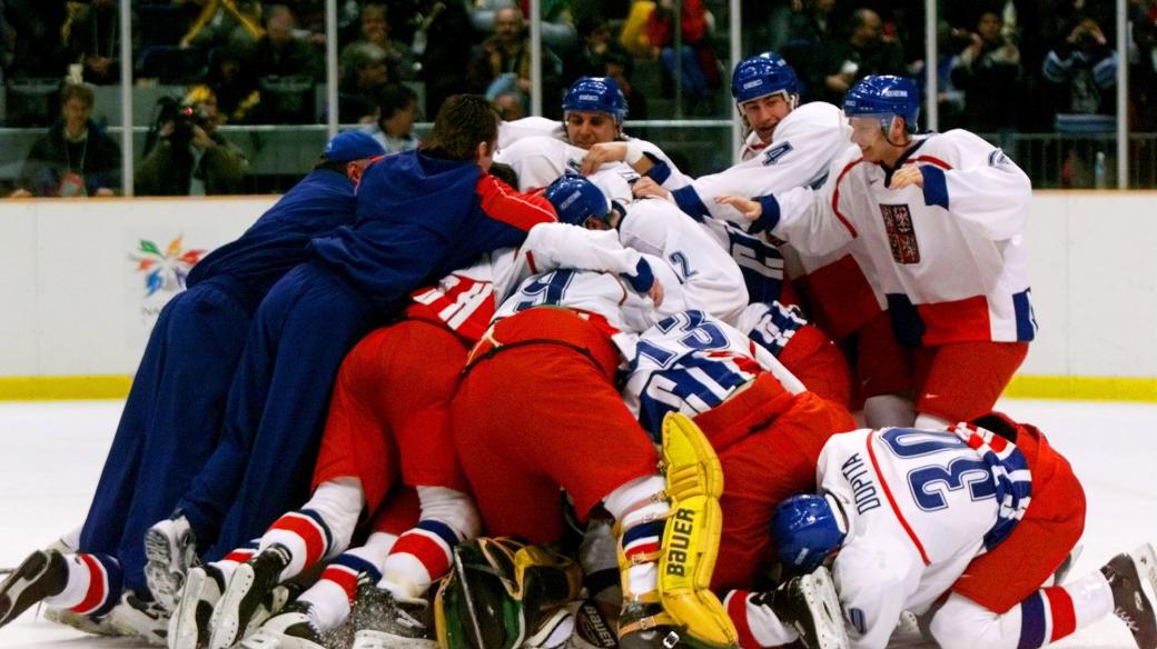 Tým hokejistů ČR po vítězství v Naganu 1998