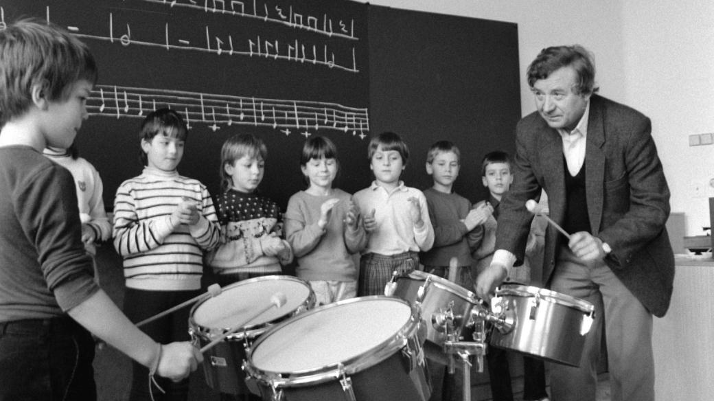 Pavel Jurkovič vyučuje na základní škole s rozšířenou výukou hudební výchovy, 1989