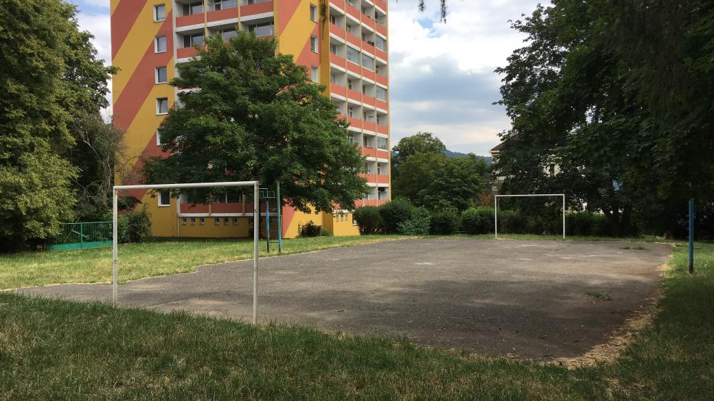 Místo asfaltového plácku na Skřivánku by Eliška Pixová chtěla hřiště pro starší děti. Obyvatelé sousedního domu nesouhlasí