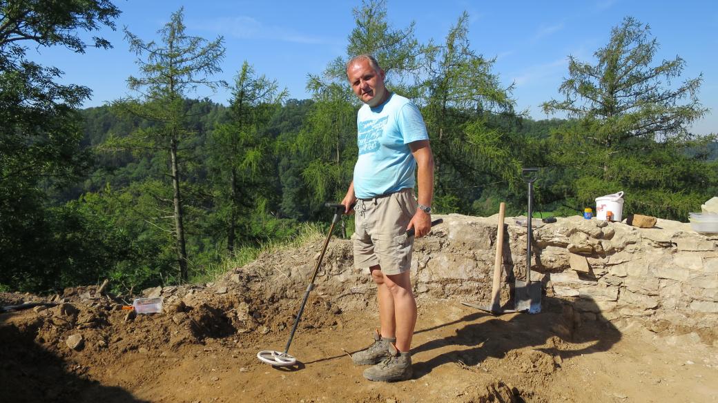 Archeolog David Vích při výzkumu hradu Brandýs nad Orlicí v roce 2020