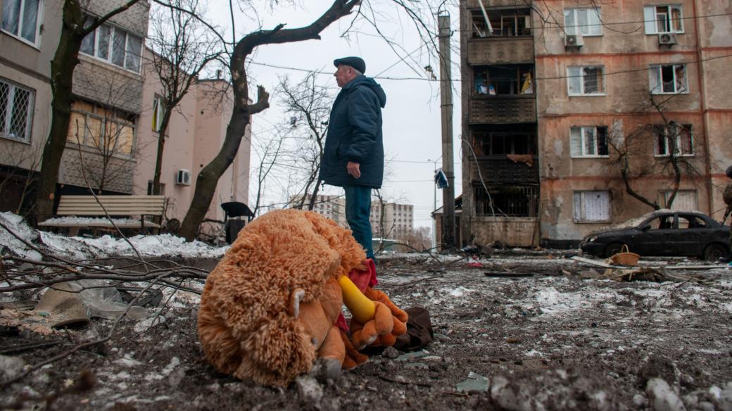 Dětská hračka ležící uprostřed ulice zničené po raketovém útoku v Charkově na Ukrajině 7.3.2022
