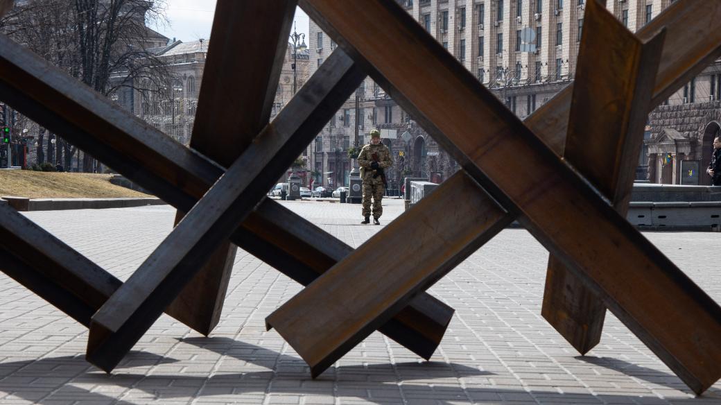 Protitankové zábrany a ukrajinský voják v centru Kyjeva