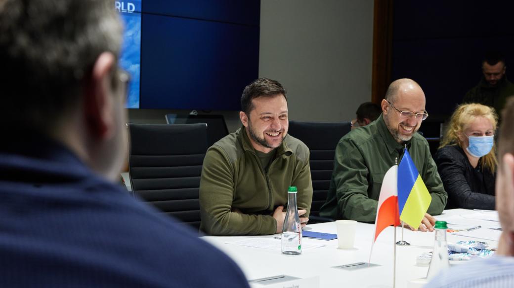 Ukrajinský prezident Volodymyr Zelenský (vlevo) a premiér Denys Šmyhal při návštěvě evropských premiérů