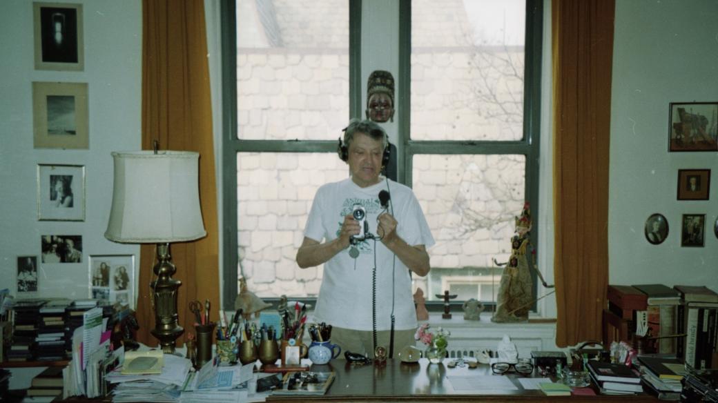 Vojtěch Jasný ve své newyorské pracovně, New York, listopad 2003
