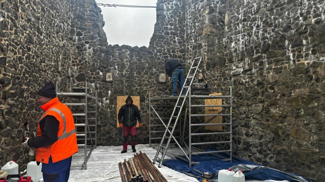 Dělníci staví na věži Baba na Troskách nový ochoz, na hlavní letní sezonu roku 2024 má být hotový