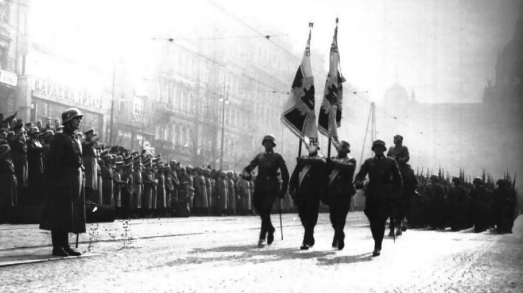Němečtí vojáci na Václavském náměstí v Praze v březnu 1939