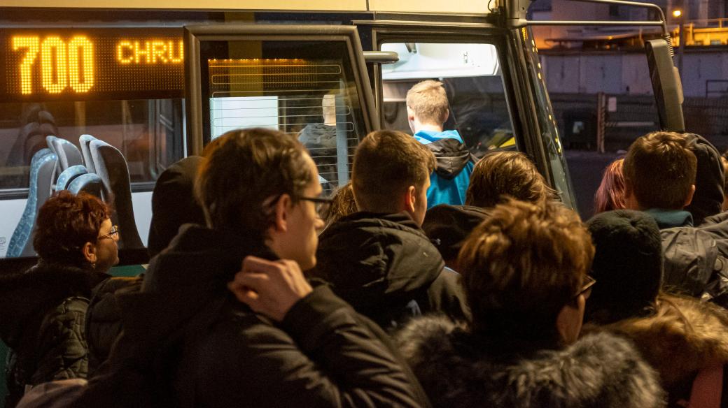 Cestující nastupují do autobusu v Chrudimi