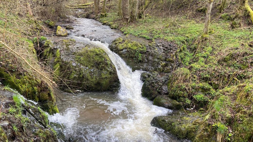 Lučinsko-svatoborské vodopády najdete mezi obcemi Dubina a Doupovské hradiště