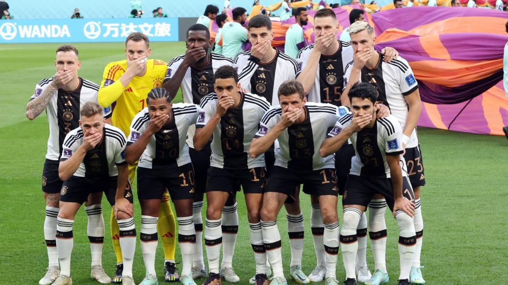 Německý národní tým si na mistrovství v Kataru před zápasem s Japonskem na protest zakryl ústa
