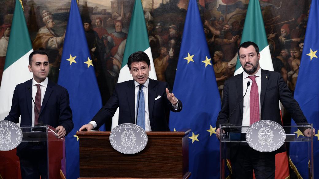 Zleva šéf Hnutí pěti hvězd Luigi Di Maio, uprostřed italský premiér Giuseppe Conte a vpravo šéf Ligy Matteo Salvini