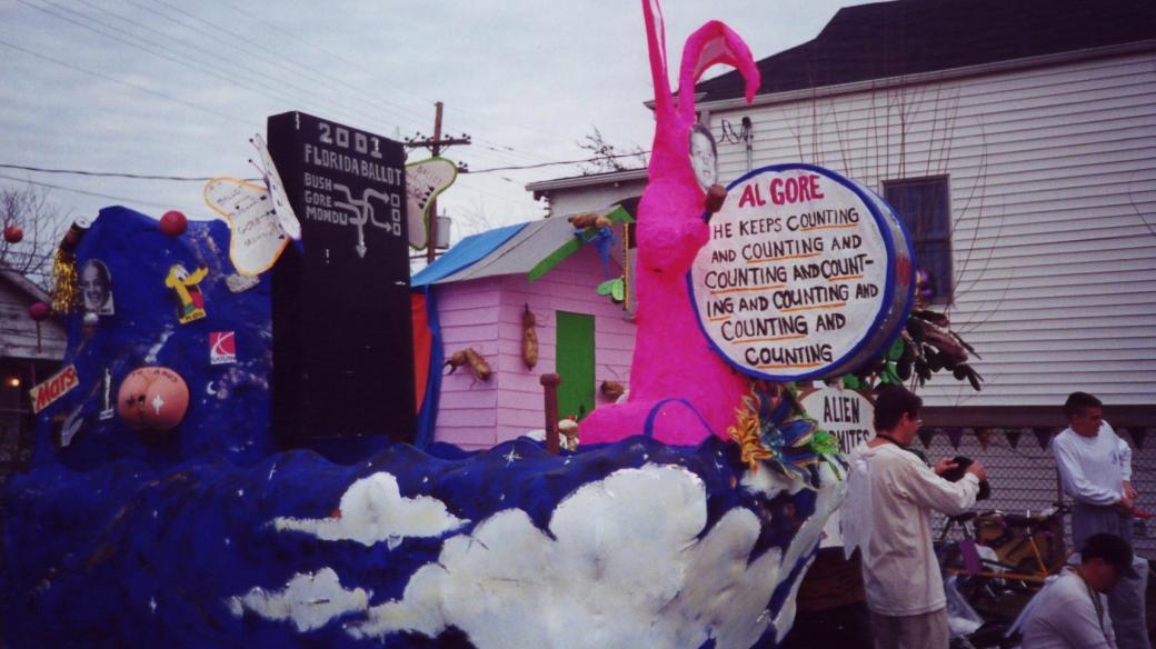 Alegorický vůz s Alem Gorem stále přepočítávajícím volební hlasy na karnevalu v New Orleansu v roce 2001.jpg