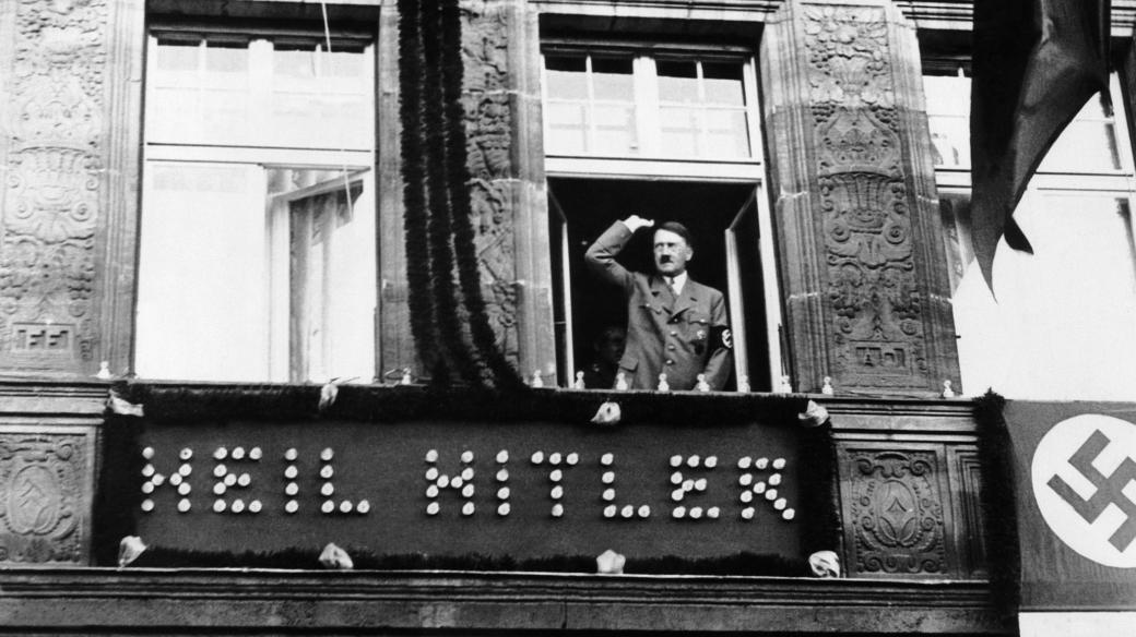 Adolf Hitler zdraví své příznivce (září 1934)