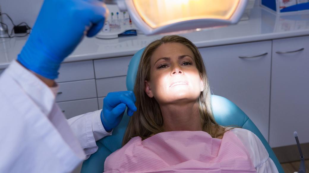 Žena u zubaře